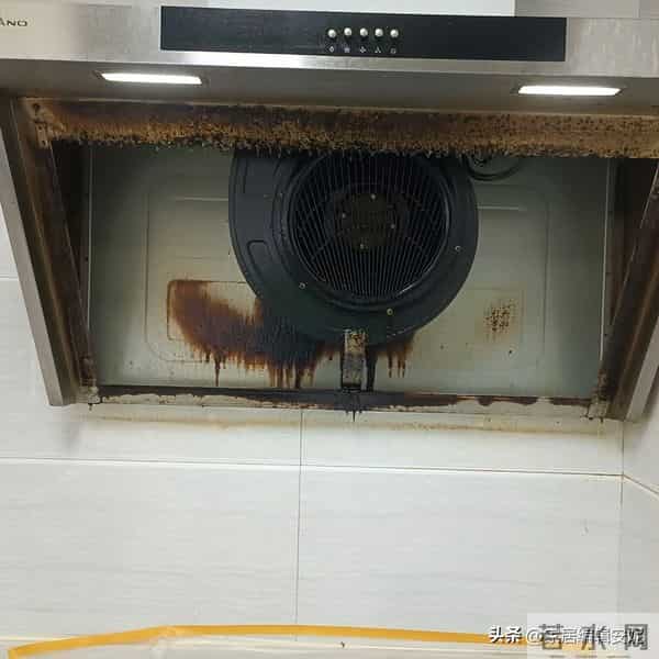 用油烟机时，到底要不要“开窗”？听内行人说完，才知我一直做错