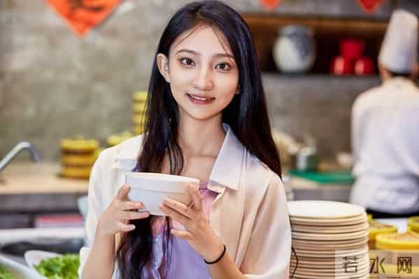 我29岁娶了公司食堂阿姨，婚后1个多月，董事长把我叫到办公室来