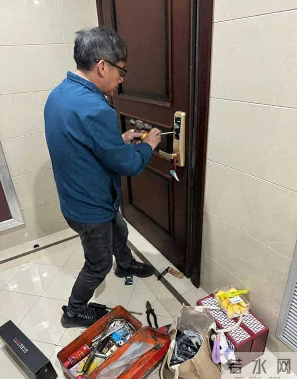 智能锁退居二线？开锁师傅揭秘隐患，老人叫苦连天。