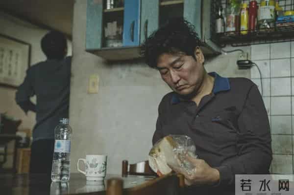 中产为什么越过越抠?真相刺痛无数人:不是穷,是被生活逼醒了