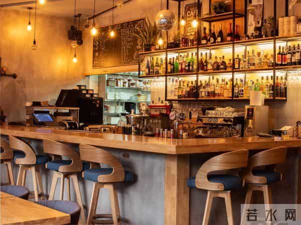 我36岁，逃离大厂回县城，咖啡馆月入5万，但我每晚都想哭