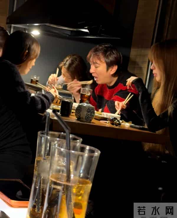 王思聪吃烤肉，周围围坐五个美女！