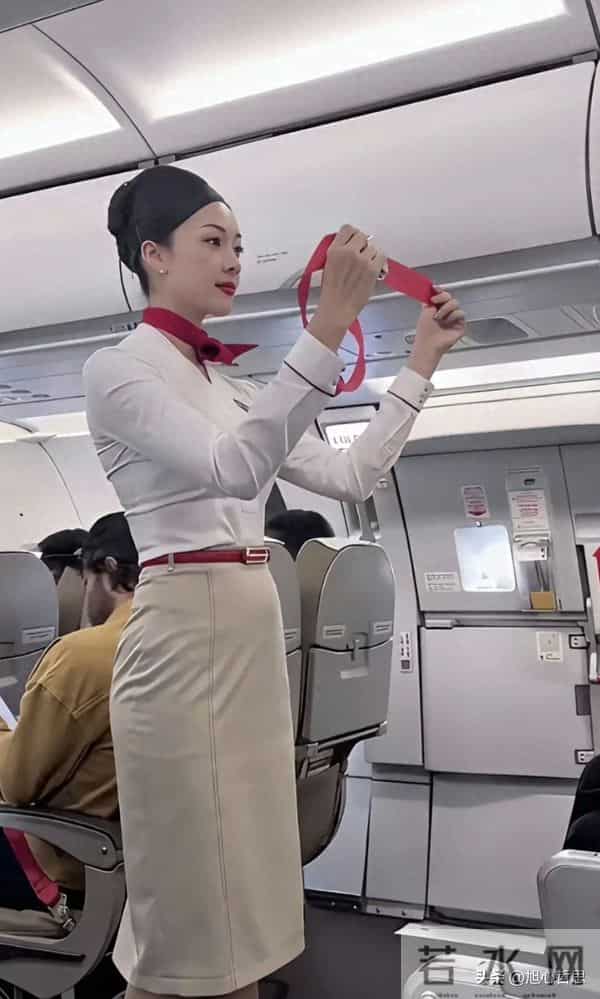 这位空姐颜值真的太漂亮了，不去当明星屈才了