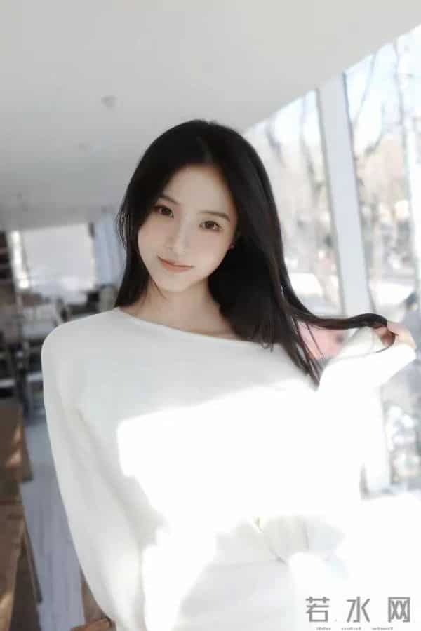 广西桂林一校花好漂亮， 身高167cm，体重46kg 美的让人移不开眼