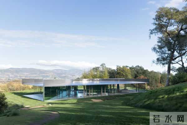 他是苹果公司早期投资人，一生专注媒体艺术收藏