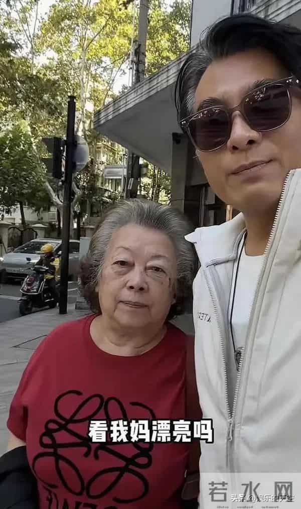 陈龙陪母亲做美甲，80岁妈妈手上钻戒又大又闪，网友：陈龙真孝顺