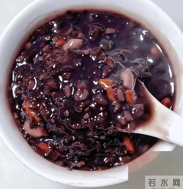 秋冬容易掉头发，坚持吃这3样，护发根润头皮！头发乌黑有光泽