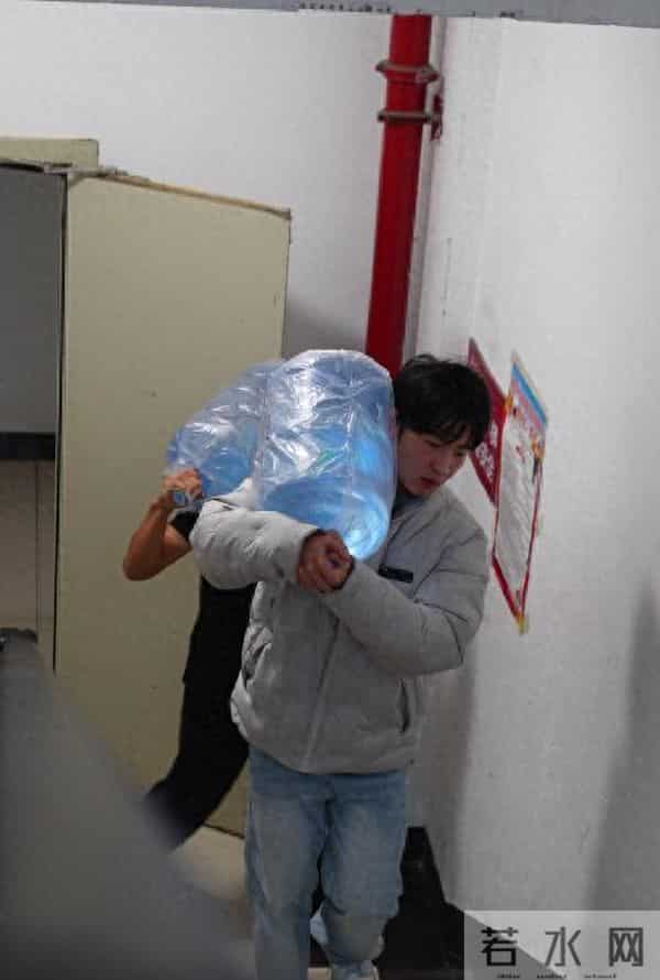 从扫厕所起步！湘潭一大学生和伙伴凑钱开家政公司，员工多是勤工俭学生，人均月入2千