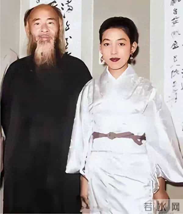 1952年日本，张大千与情人山田喜美子在一起，笑容灿烂，合影留念