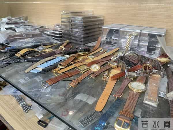 江西李师傅在杭州菜场修钟表，一修就是21年