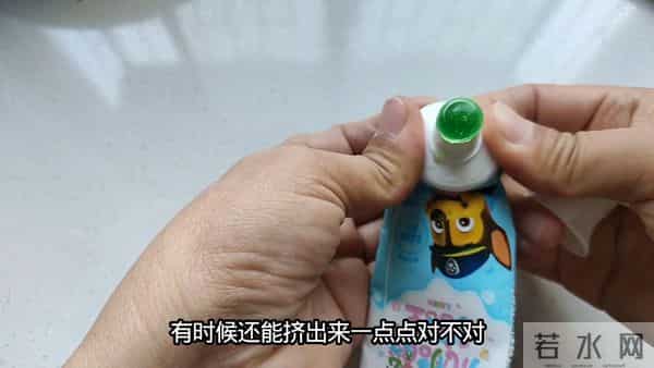 空牙膏皮千万别扔，剪一剪放在厨房作用，真的太棒了