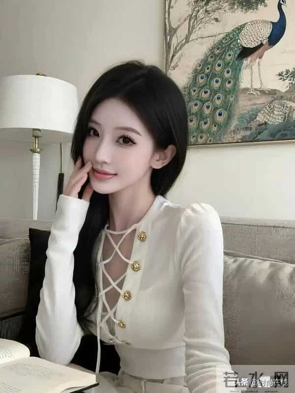 江西南昌一校花，172cm皮肤白到发光，身材也很顶级，太美啦