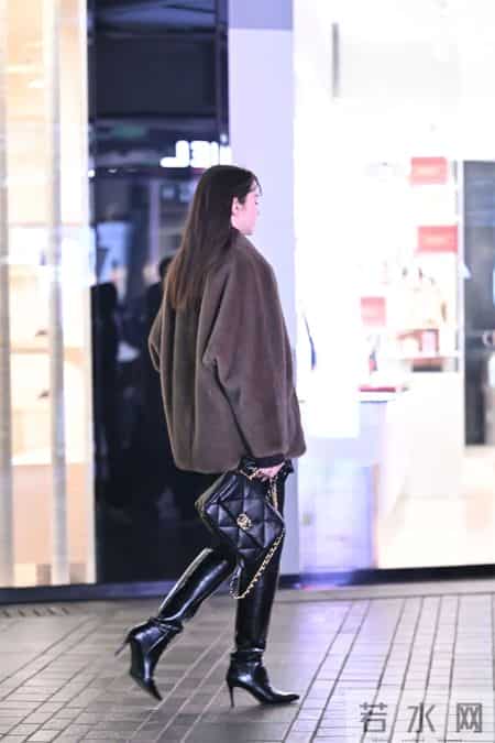 8厘米的黑色尖头细跟长靴,搭配黑色紧身裤,深灰色貂皮外套