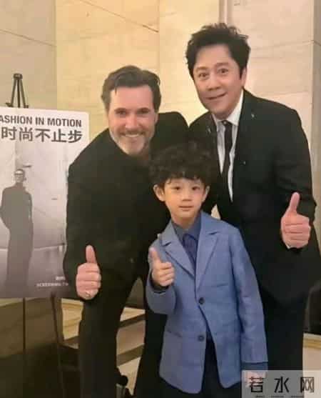 蔡国庆的大儿子1米8多了,但小儿子长得更帅气。