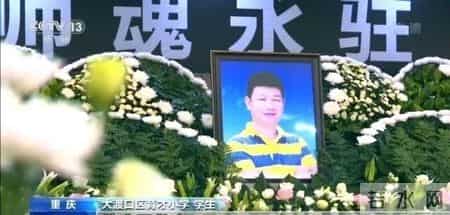 福建一男子殡仪馆抱着妻子遗像哭得悲痛欲绝，警察过来问道：你卡里的12万转给了谁？