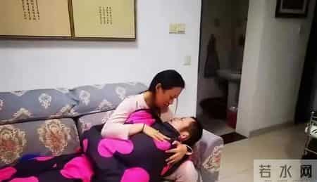 她每晚和弟弟同睡一床，为弟弟洗澡，不找男朋友，后来才知道，她是有苦衷的