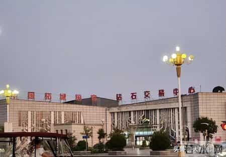 钻石跌成白菜价,银价却涨破纪录,为何两类资产走势天差地别?