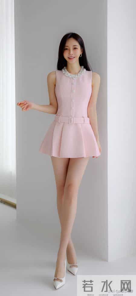 粉色粗花呢无袖连衣裙，珍珠镶边衣领，收腰百褶摆。