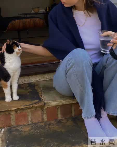 藏蓝色，为什么越来越多人把它当“新经典”