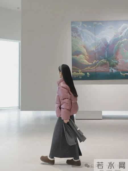 亮粉灰配，温柔又显白。