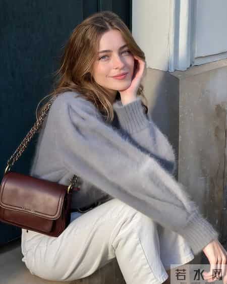 “灰色毛衣”这么穿，真的很高级！