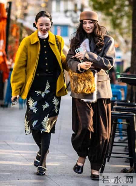 被上海街拍惊艳到了！衣穿简约、少穿运动鞋，反而更洋气高级