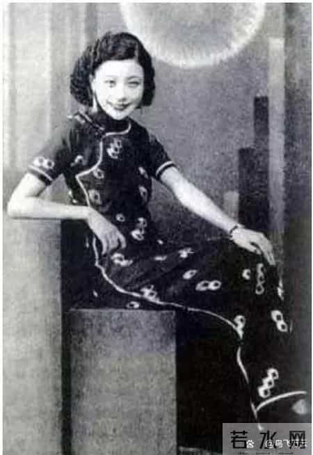 48张老照片看奇闻奇事，爱因斯坦合影卓别林，沙漠中的绿洲，在建中的埃菲尔铁塔