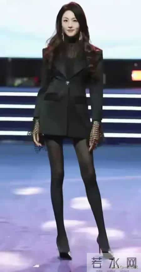 评委比模特都要漂亮，身材简直是天花板，身材高挑，气质优雅迷人