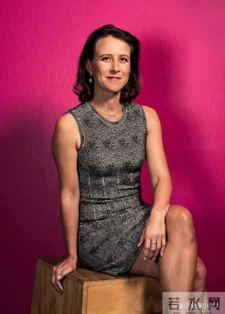 回顾：与小12岁男友甜蜜牵手，比尔盖茨前妻的 LV 老花穿搭，竟被嘲 “土豪感” 拉满