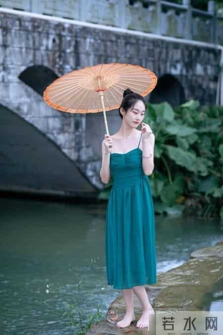 吊带连衣裙这样穿，高级感满满，让你尽显清新淡雅的时尚风采