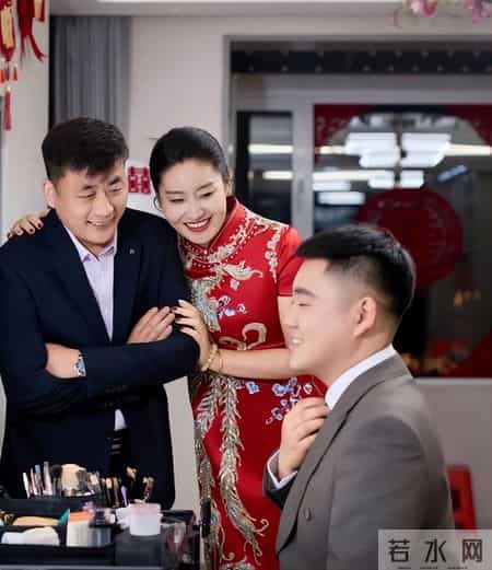 新郎晒44张婚纱照，仅有6张新娘正脸，其余大半是母亲，女方回应