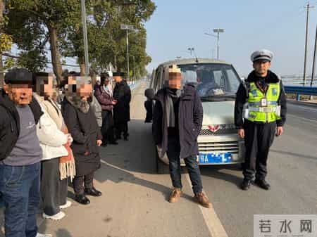 一家8人挤5座面包车上路，武汉江夏交警及时拦截消除隐患