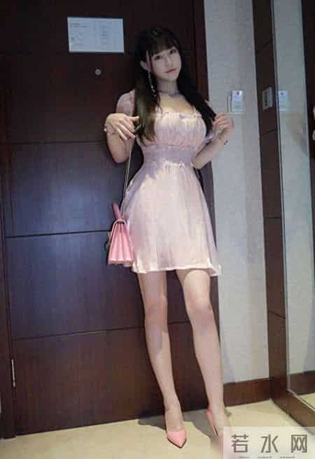 淡粉色缎面连衣裙，给人一种温柔、甜美的感觉，瞬间年轻几岁