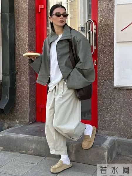 “阔腿裤+勃肯鞋”竟是冬天最流行组合，松弛又减龄