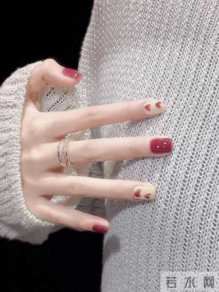 “梅裸色打底，爱心涂鸦是写给指尖的情书”