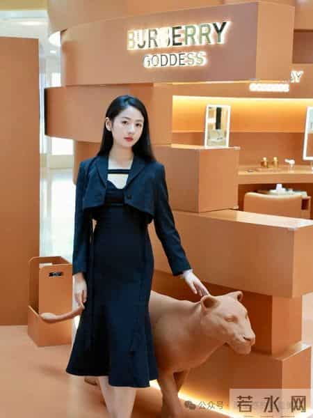 参加香氛活动，穿了这身黑色小套装！