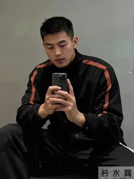 小帅哥双臂交叉，是生气了吗？