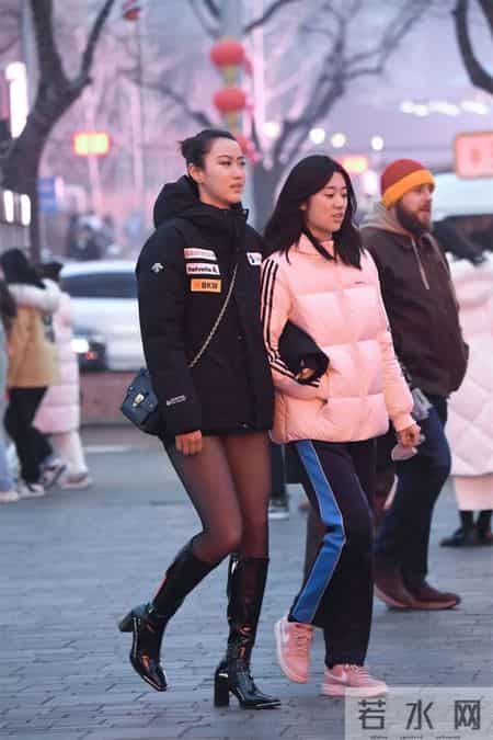 8厘米的黑色漆皮粗跟长靴，黑色打底裤，搭配黑色短款羽绒服