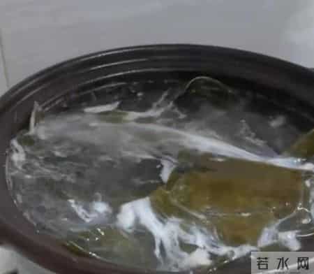 重庆一女子买海带炖猪脚,结果煮到一半时被吓到,怎么有这么多的粘液,这锅汤还能喝吗?网友:可能是买的猪脚里注入了胶