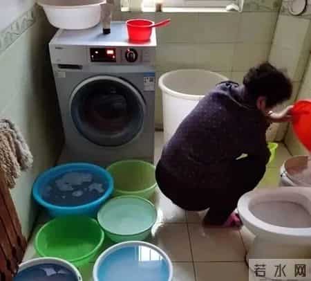 为什么不能“倒水冲马桶”？很多人不懂，多亏维修师傅提醒：以为节约，实则隐患大！