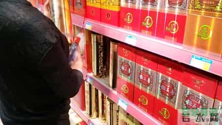 白酒瓶上有这四个字，最好少买，酒厂员工透露，自己从来不喝