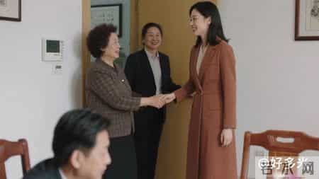 刚到岗的女老总来我家，我不敢怠慢，哪料我妈忽然进门，拉住她手