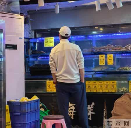 马龙夫妻俩带娃在广州逛完科技馆后，和岳父、岳母一起聚餐，认真挑海鲜，买完后付款很有人夫感