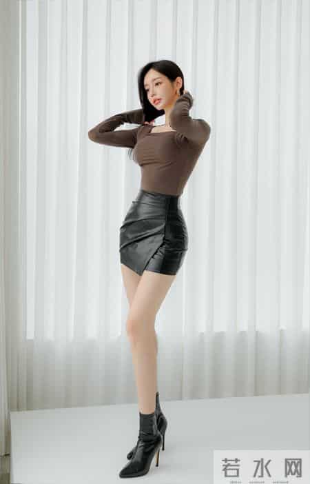 颜值身材太美艳了~棕色方领+黑皮裙的绝配