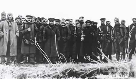 48张老照片看奇闻奇事，爱因斯坦合影卓别林，沙漠中的绿洲，在建中的埃菲尔铁塔