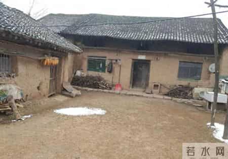 爷爷去世后，我家就再没回去过，出差路过，我发现院内竟有人居住