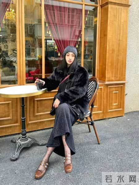 今冬深色小轻奢感很火！毛绒外套+长裙+棕色皮鞋，精致度和氛围感直接拿捏