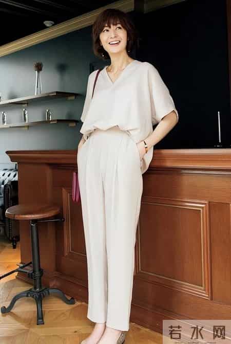 53岁富冈佳子为何如此受欢迎？除穿搭连头发都有人模仿，看完就知