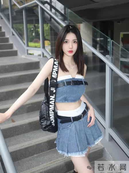 牛仔抹胸 + 百褶短裙，辣妹风街头穿搭