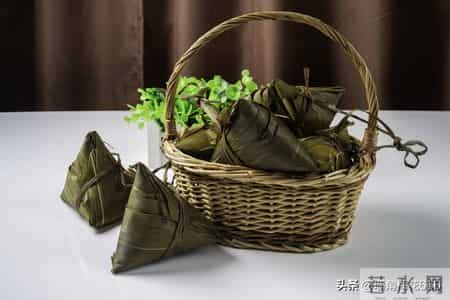 那年春节，一年不来往的小姑送来35元，她转身就走，母亲追了出去